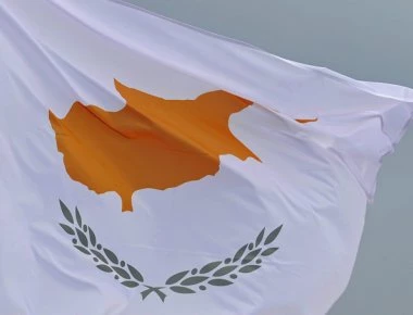 S&P: Εκτός επενδυτικής βαθμίδας η Κύπρος - Ακόμη στην κατηγορία «σκουπίδια»